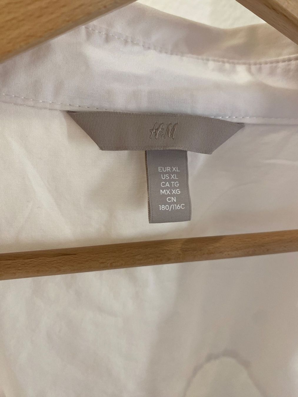 H&M Blusen: H&M Bluse oversized weiss Gr. XL / Gr. 48 - 52 – Gebraucht aus Pratteln von a23_j2gs 9