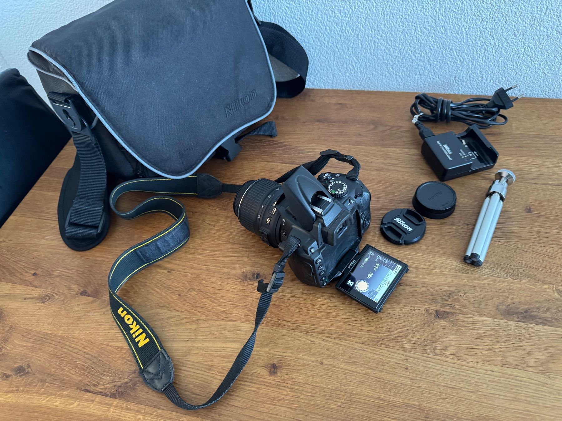 Nikon Fotocamera: Nikon D5000 mit 18-55 mm objektiv – Nuovo (secondo la descrizione) da Frauenfeld venduto da dilili 3