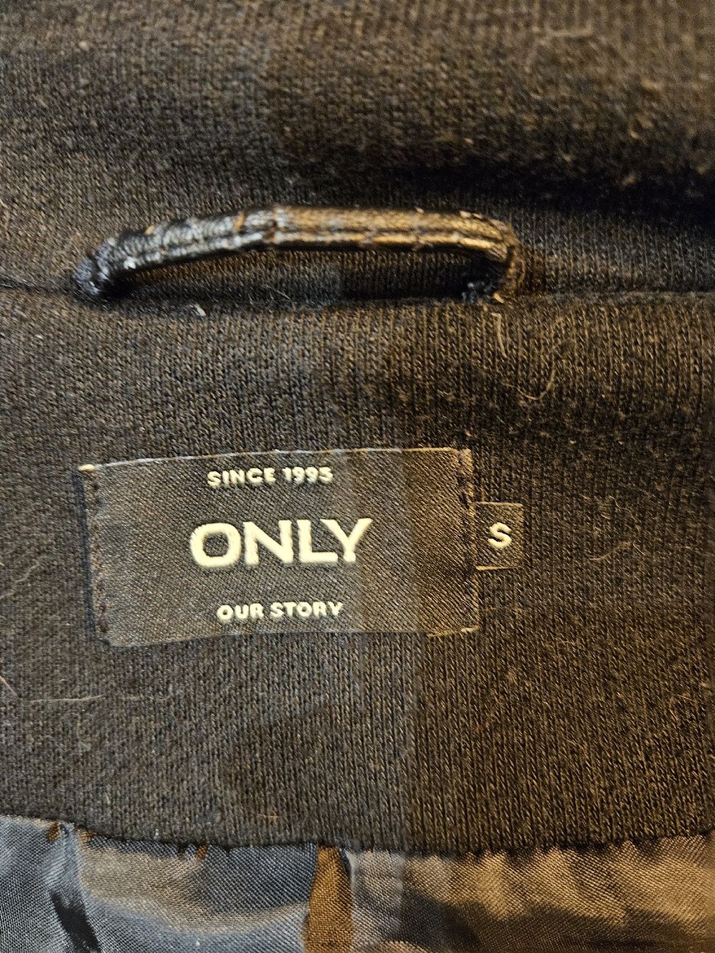 Only Giacche: Only Jacke mit Kapuze, schwarz, Grösse S – Usato da Liestal venduto da corneb 2