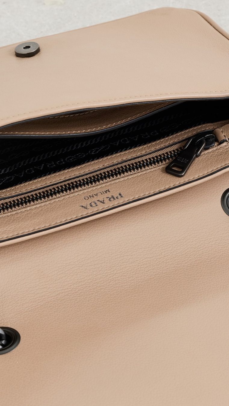 Prada Sacs femmes: Prada Chain Flap Bag Studded Calf Small Perfect Condition – D'occasion à Zürich par xs_s_artikel 2