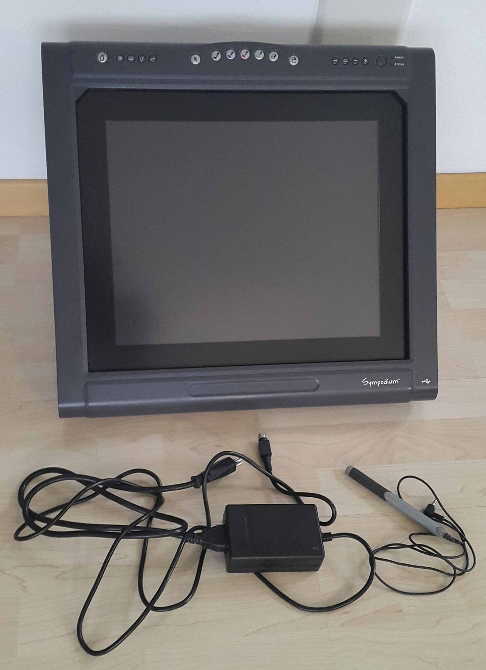 Wacom Ecrans: Smart Sympodium DT770 Interaktives Stiftdisplay – D'occasion à Seewen SZ par Goglgogl 1
