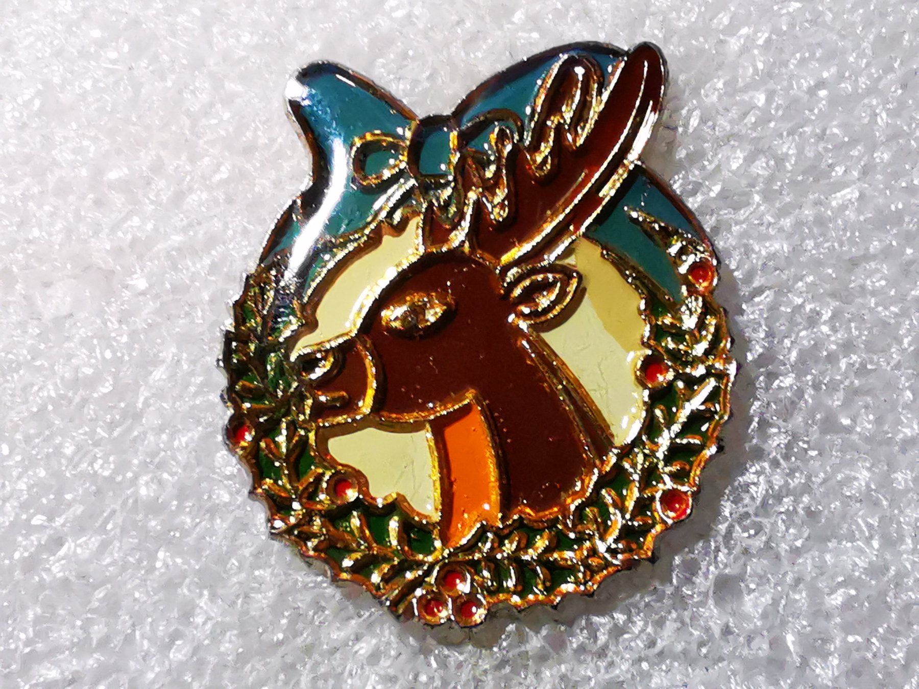 Placchette & Badge: Ansteckpin 60: Renntier und Weihnachtskranz – Usato da Oppligen venduto da Pin-Fall-Shop