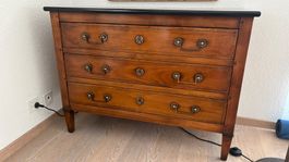 Commode en bois avec trois tiroirs bon état général