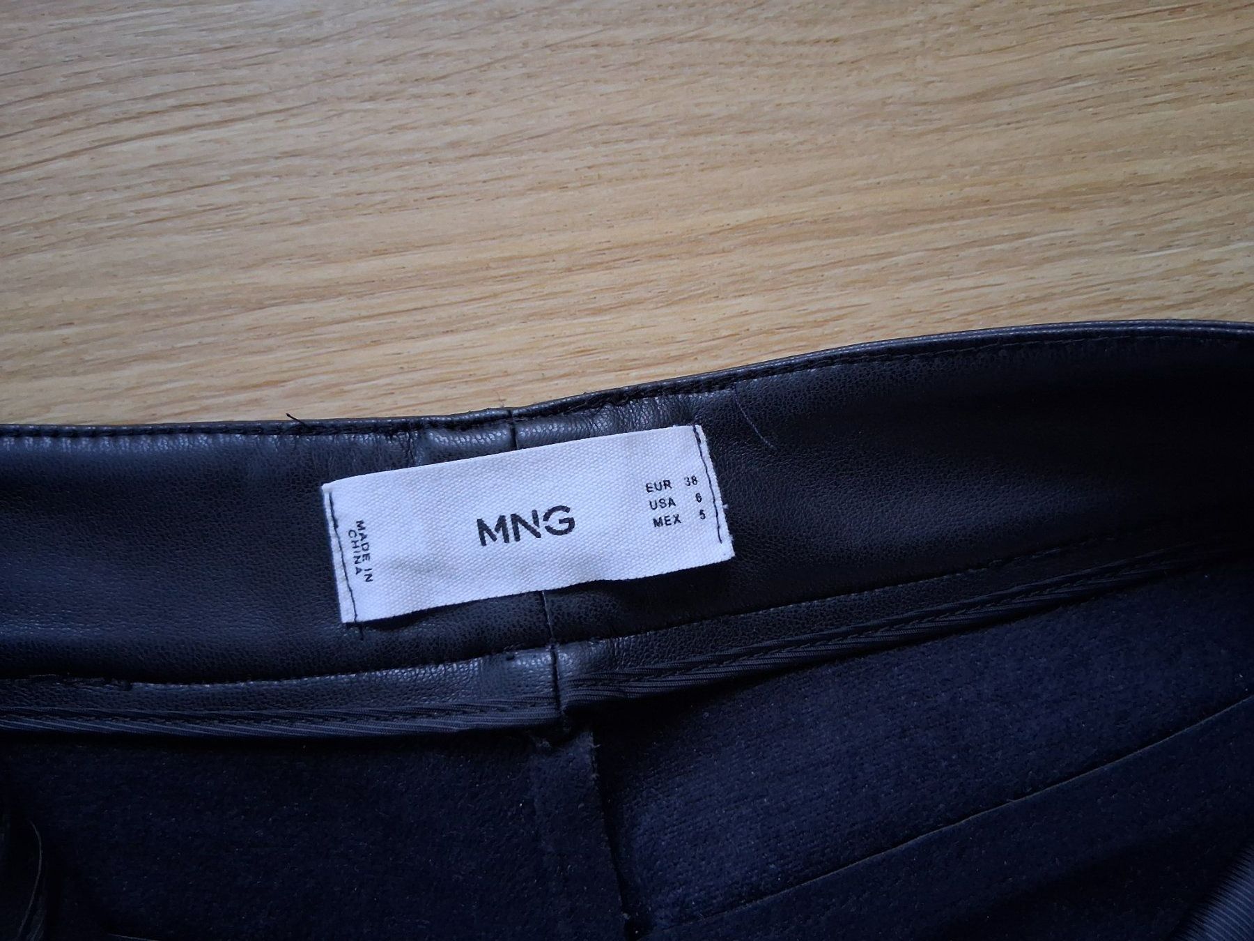 Mango Pantaloni: MNG (Mango) Kunstlederhose 38 – Usato da Lengnau AG venduto da Nathi88 4