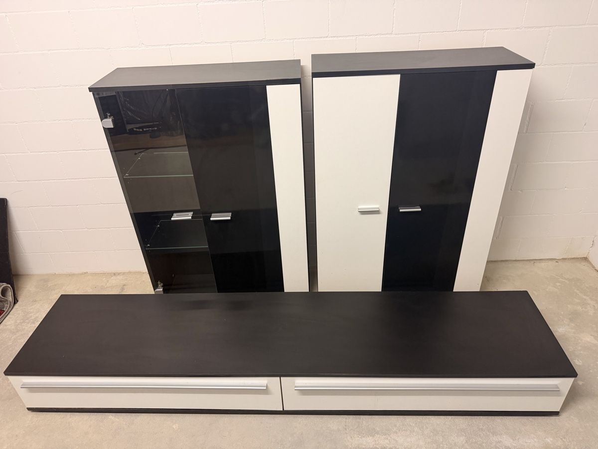 Vitrinen: Wohnwand schwarz weiss mit Glasvitrine – Gebraucht aus Balterswil von new_one-123