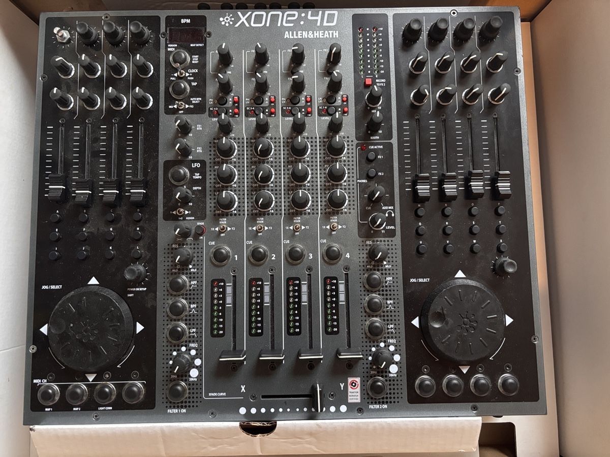 Allen & Heath Console di mixaggio: DJ Controller allen heath xone 4d top zustand – Usato da Romanshorn venduto da Mahawi