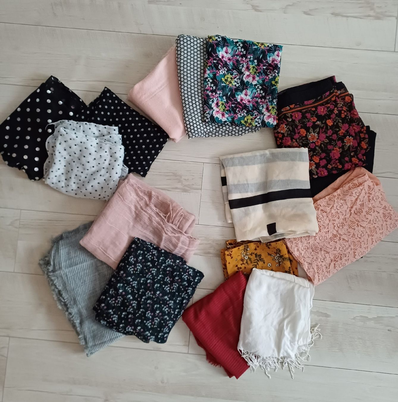 Foulard & Sciarpe: Lot 16 foulards – Usato da Neuchâtel venduto da drloulou