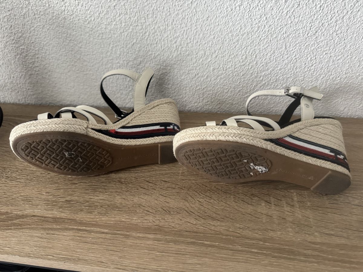 Tommy Hilfiger Damenschuhe: Sandales compensées Tommy Hilfiger, t.38.5 – Gebraucht aus Biel/Bienne von 2Cheesecake 2