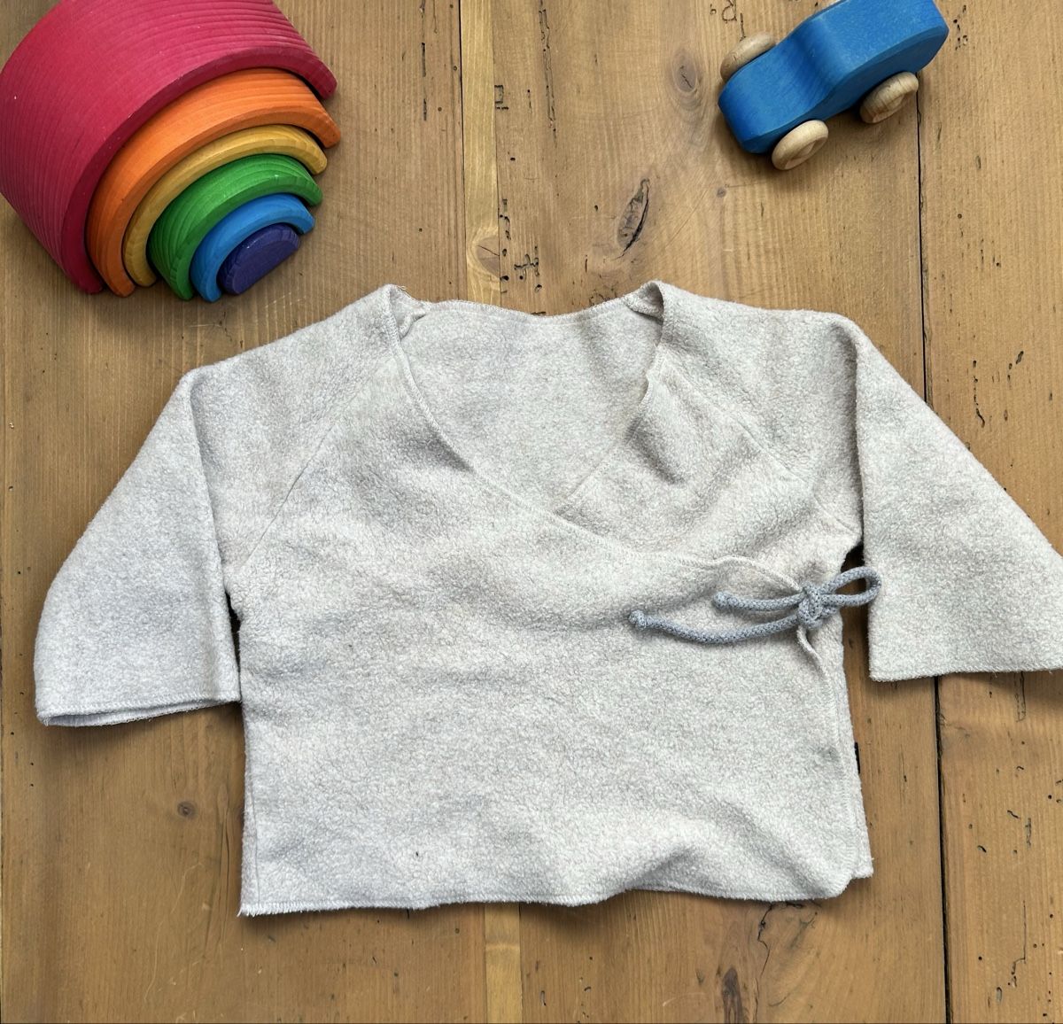 Maglioni & Felpe: Monkind Berlin Bio-Baumwoll Wickelpulli 80-92 – Usato da Trogen venduto da Leasir11