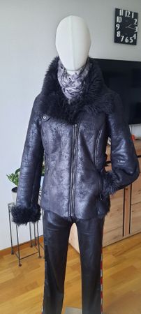 Schwarze Winterjacke mit Pelzkragen, Grösse 38