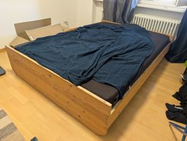 Massgefertigtes Bett aus lasierten Holz inkl. Lattenrost