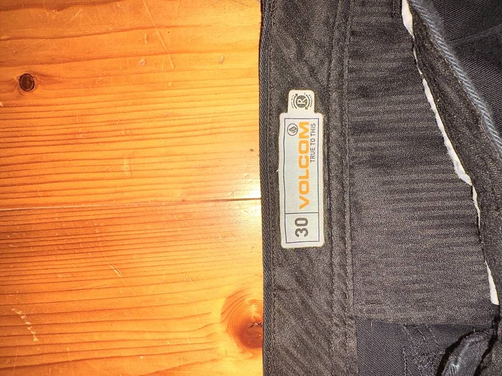 Pantaloni: Chino Hose Volcom Gr. 30 Schwarz – Usato da Kandergrund venduto da FlorianHari 3