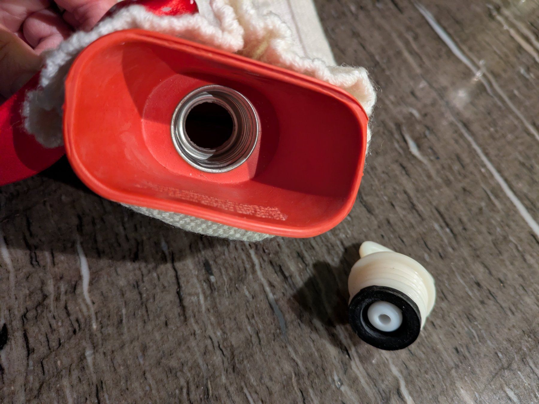 Altri elettrodomestici e apparecchi d’epoca: Wärmflasche mit Stricküberzug, neu – Nuovo (secondo la descrizione) da Adlikon venduto da Match62 2