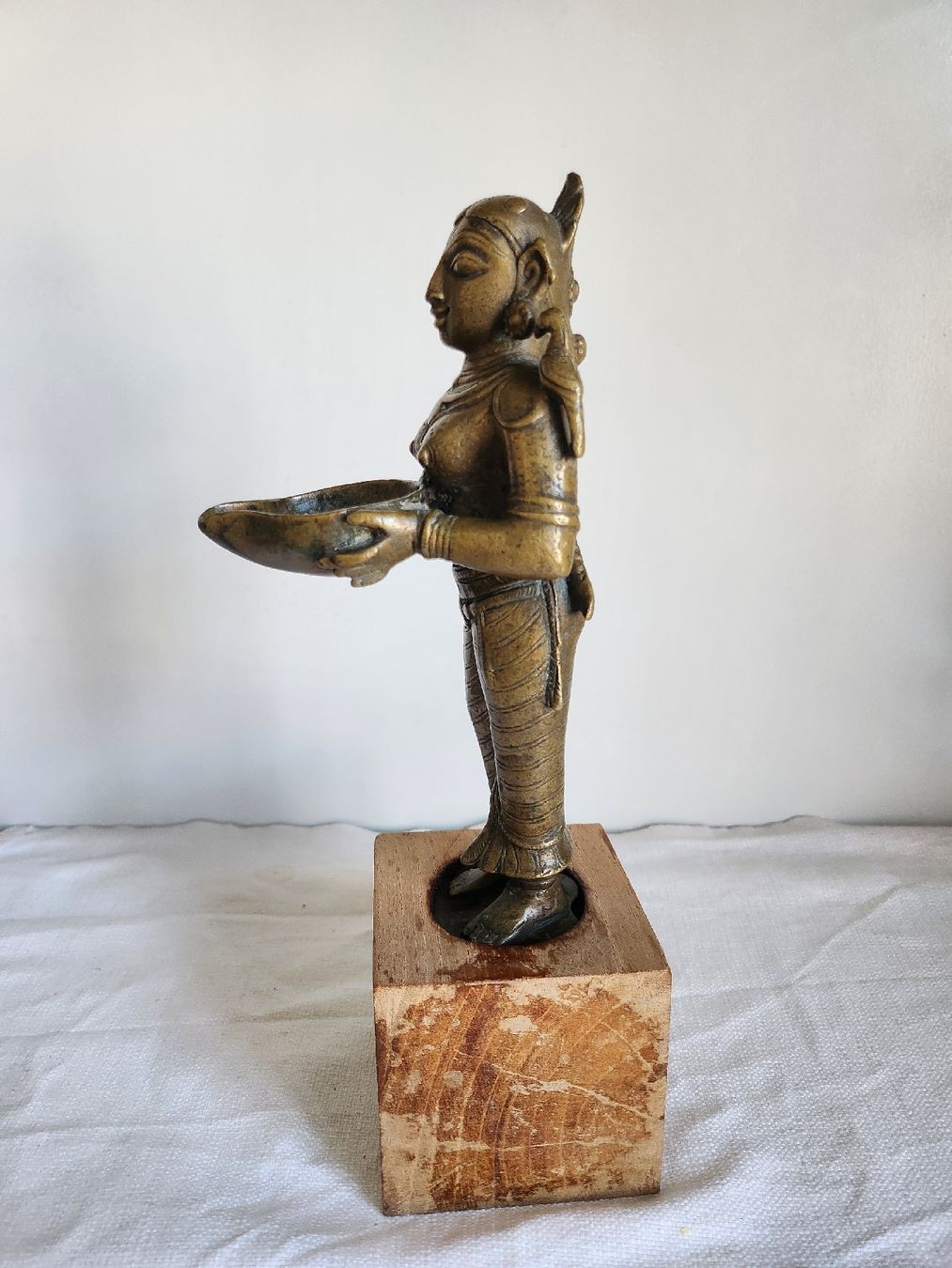 Statuette: Alte indische Tempeldienerin Devata Figur mit Räucherschale – Usato da Zürich venduto da BAENZERINO 1