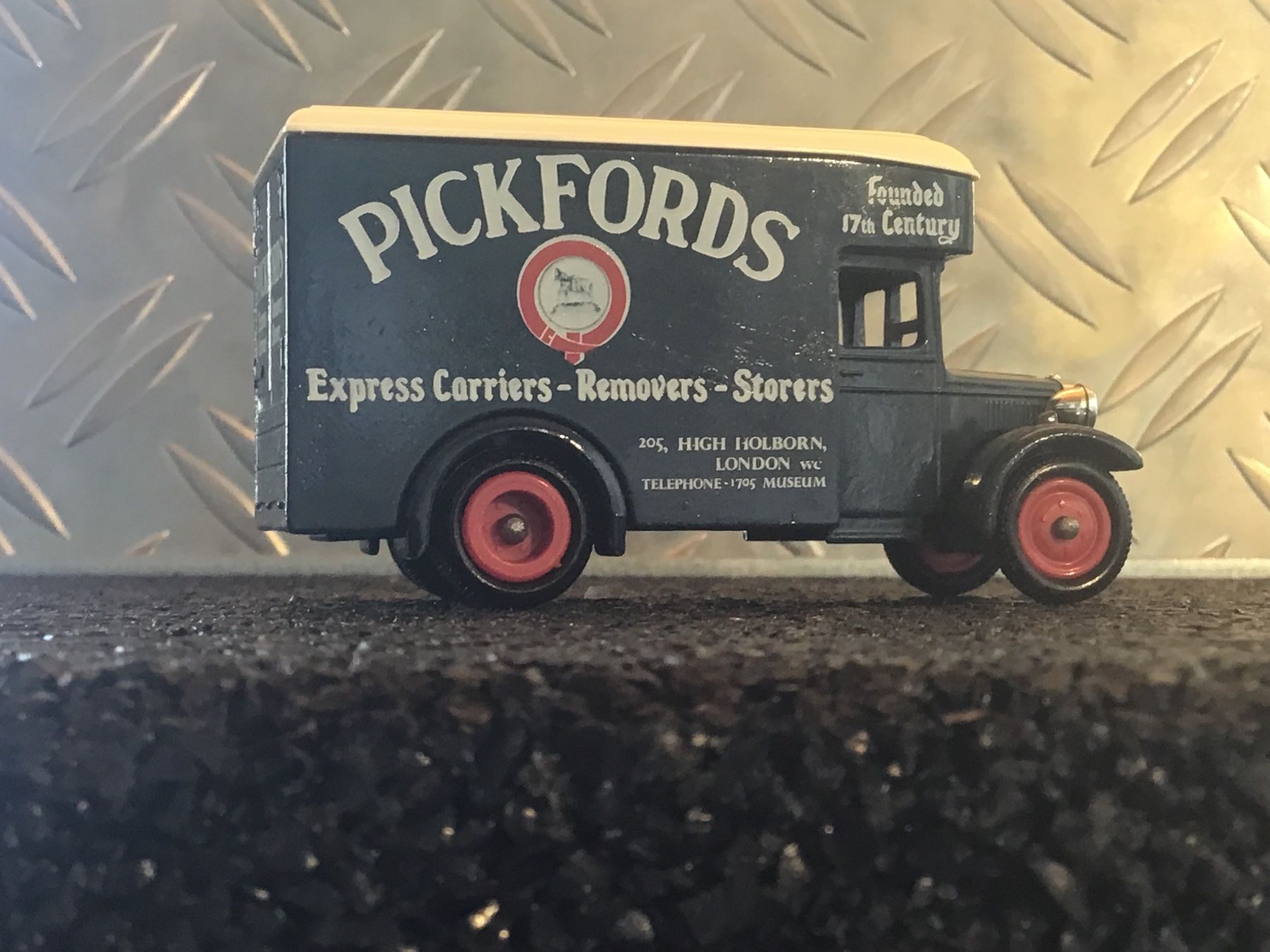 Kit di modellismo & Modellini statici: MODEL PICKFORDS EXPRESS CARRIERS- REMOVERS -STORERS – Usato da Männedorf venduto da Spezial-Modelle 2