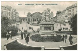 AK Basel Strassburger Denkmal und Bahnhof belebt, 1907
