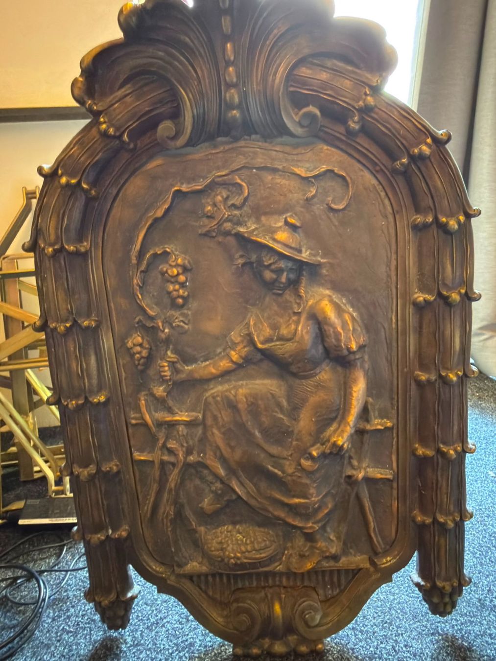 Skulpturen & Statuen: Dekoratives Wandrelief mit Frauenfigur – Gebraucht aus Luzern von Elgordo7