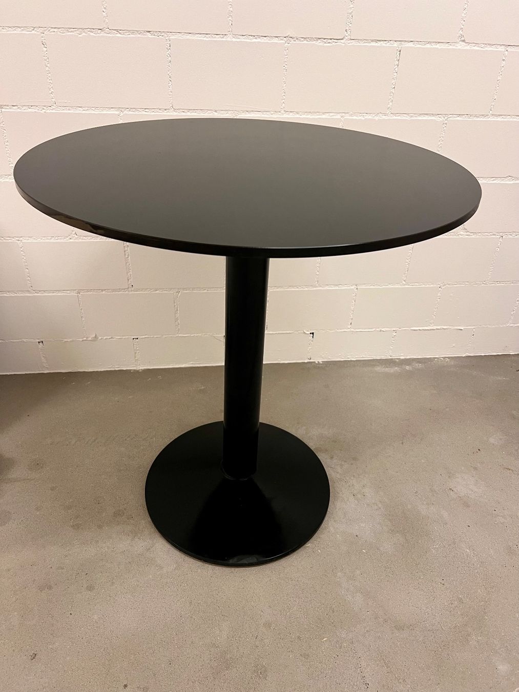 Kave Home Tavoli: Kave Home round outdoor table black – Usato da Horgen venduto da ver_nym9 1