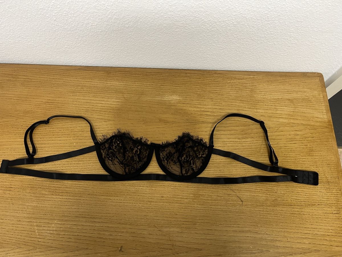 Altra biancheria intima: Schwarzer Spitzen-BH 85A/B – Usato da Teufenthal AG venduto da Nanahu 2