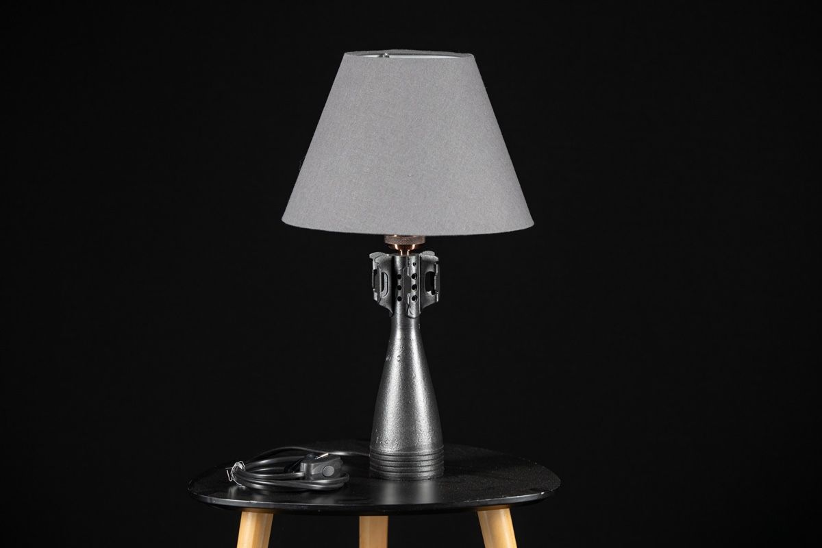 Lampes: Unique: lampe avec obus de mortier  – D'occasion à Lugnorre par cla_j6bq
