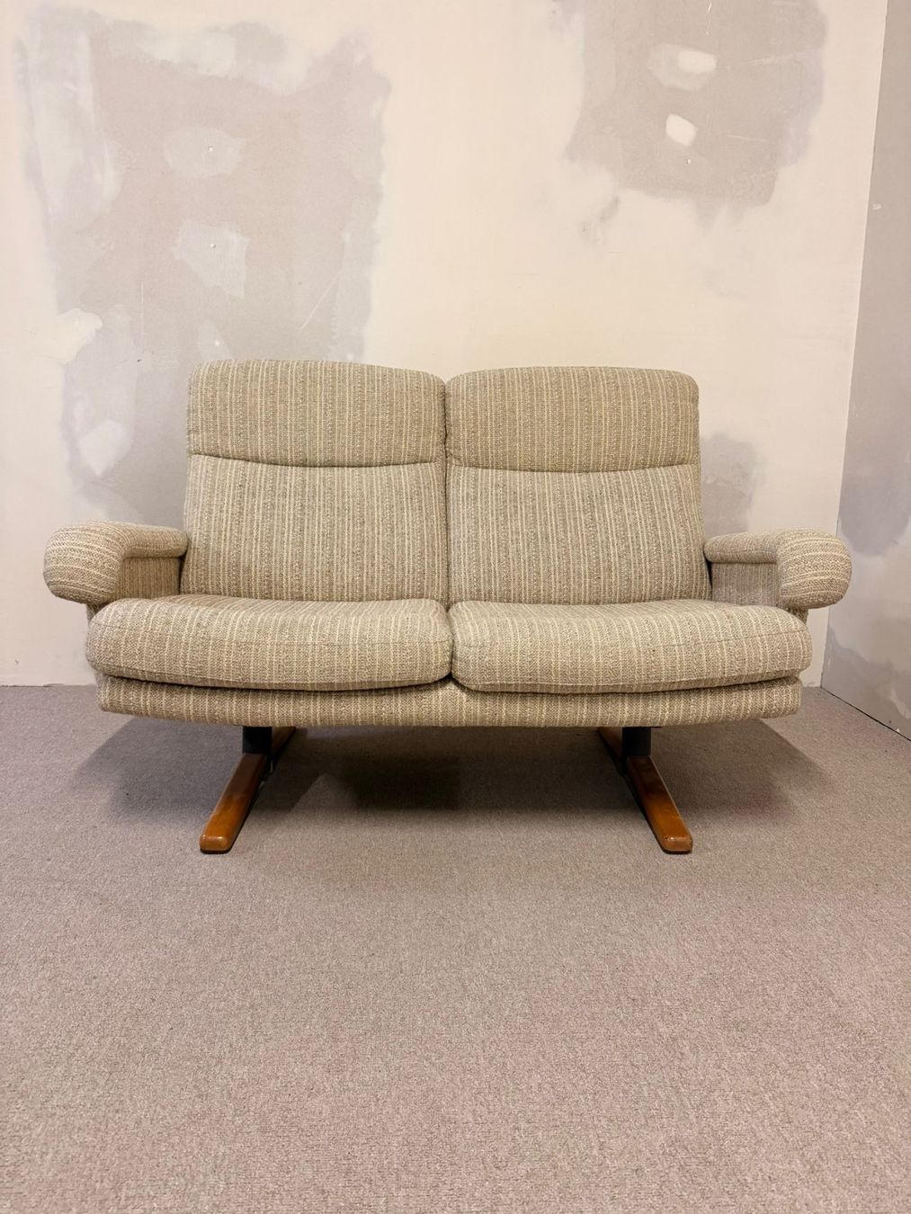 Divani: Dänisches Mid Century 2er Sofa mit Strukturstoffbezug, retro – Usato da Rickenbach ZH venduto da Insider-Boerse
