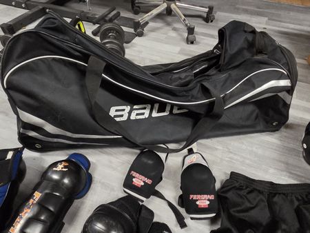 Eishockey Set mit Schoner, Shirt, Tasche etc