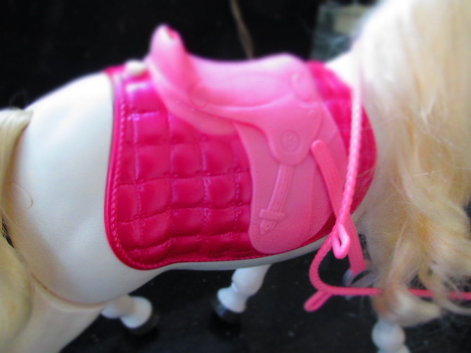 Spielzeuge: CHEVAL BARBIE TORNADO A FONCTIONS – Gebraucht aus Murten von Selliot 2