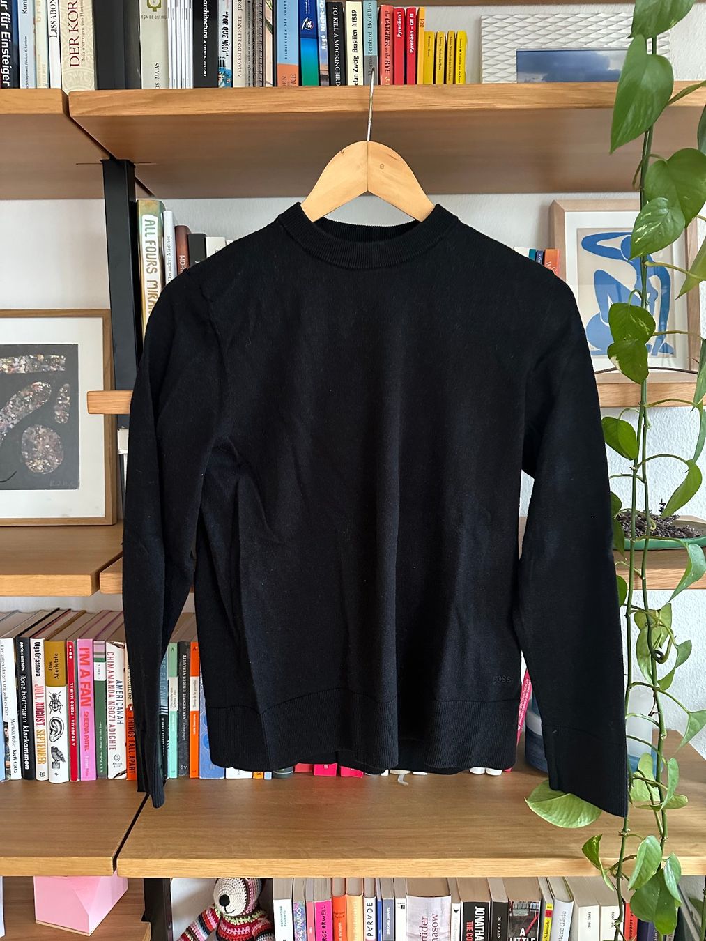 Hugo Boss Pullover & Sweatshirts: Schwarzer Sweater BOSS – Gebraucht aus Zürich von Honeyboo