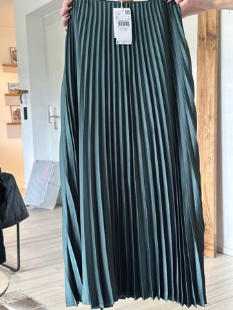 New Green Mango Pleated Midi Skirt, size XS