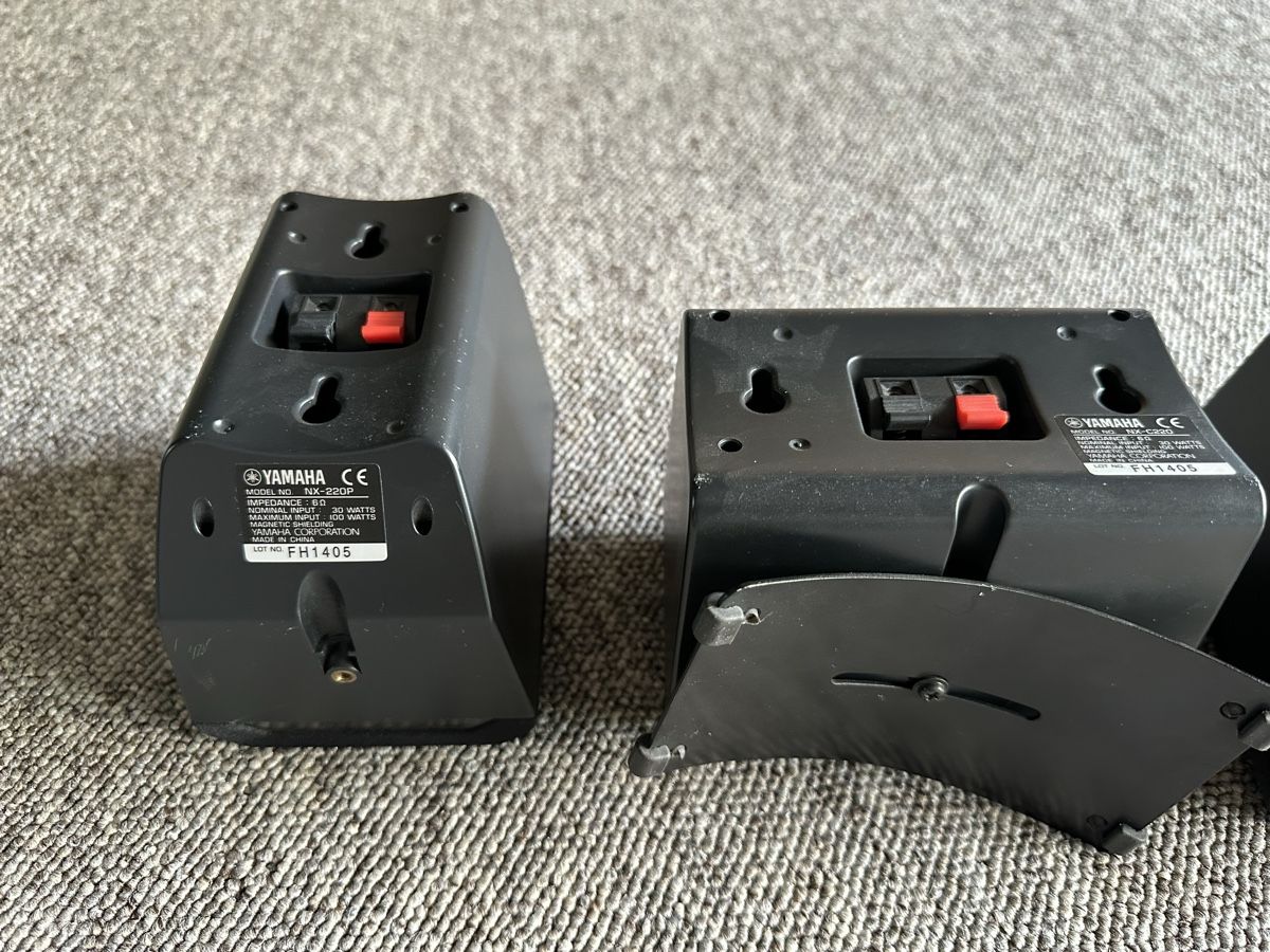 Yamaha Haut-parleurs: Ensemble Yamaha NX-220 3 enceintes  – D'occasion à MASSONGEX par Luluone 2