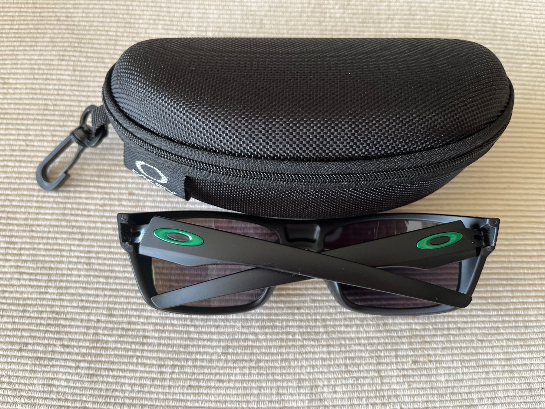 Oakley Occhiali & Lenti: Lunette de soleil estampillé Oakley. – Nuovo (secondo la descrizione) da Flanthey venduto da Didiphil 1
