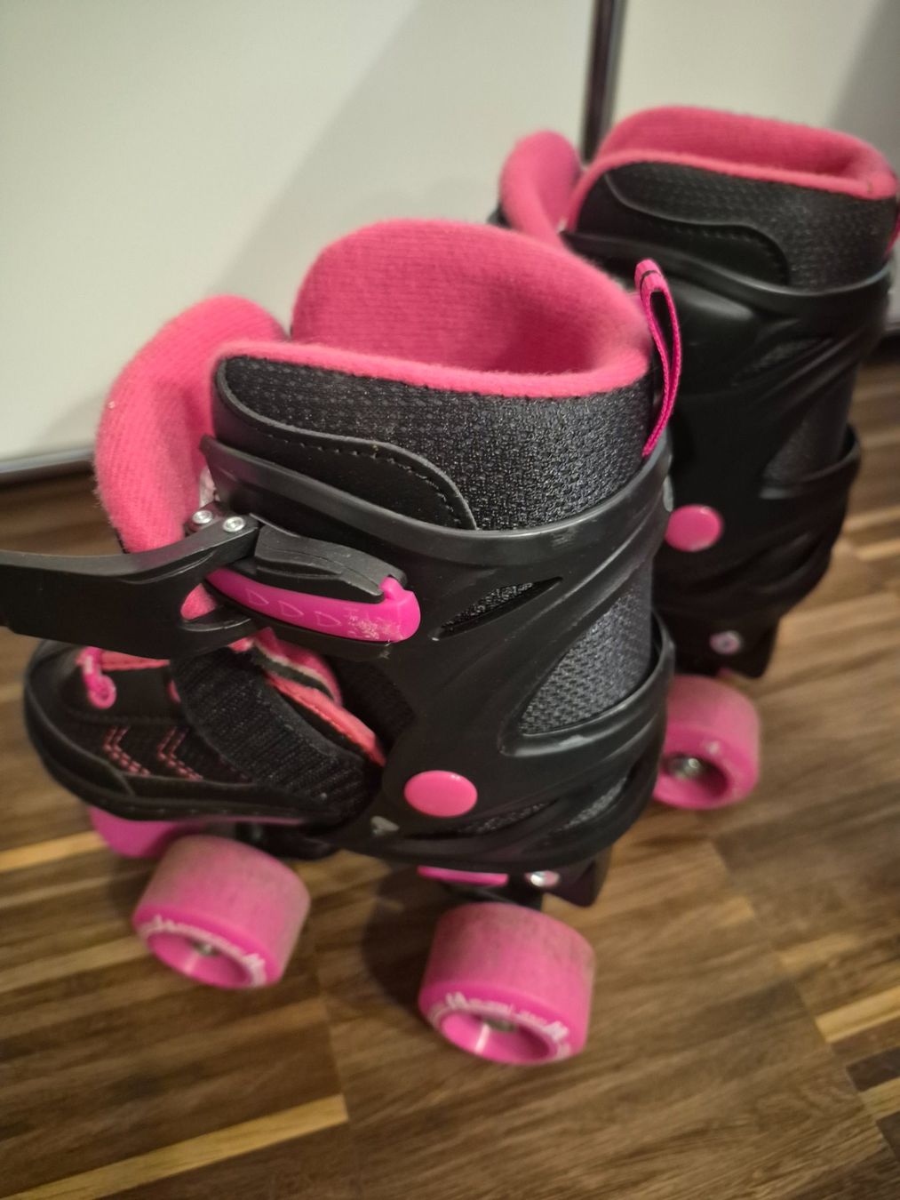 Pattini in linea & Pattini a rotelle: Adjustable Quad Skates Power Pink Black Size 27-30 – Usato da Küssnacht am Rigi venduto da Hannibal06 1