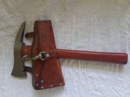 Hache de pompier ancienne DK 63 avec son étui en cuir