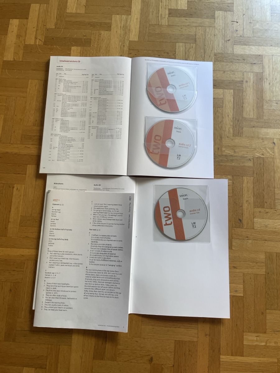 Bücher: Voices basic Two course book trainer file CDs – Gebraucht aus Zürich von Uhluupu 1