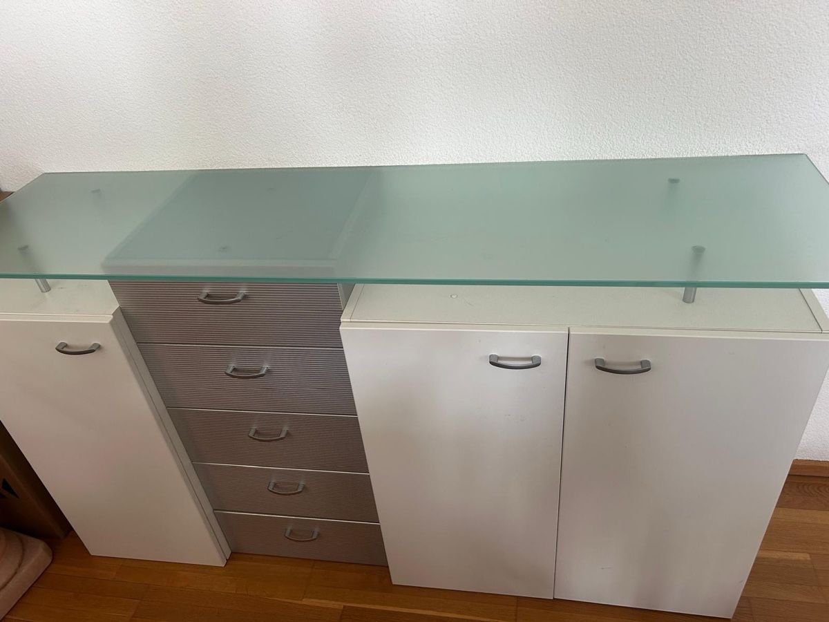 Kommoden: Sideboard mit Glasplatte und Schubladen weiss/silber – Gebraucht aus zürich von Michelbourquin