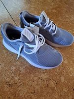 Graue Adidas-Schuhe neu