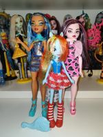 Zwei Monster-High-Puppen und ein My Little Pony
