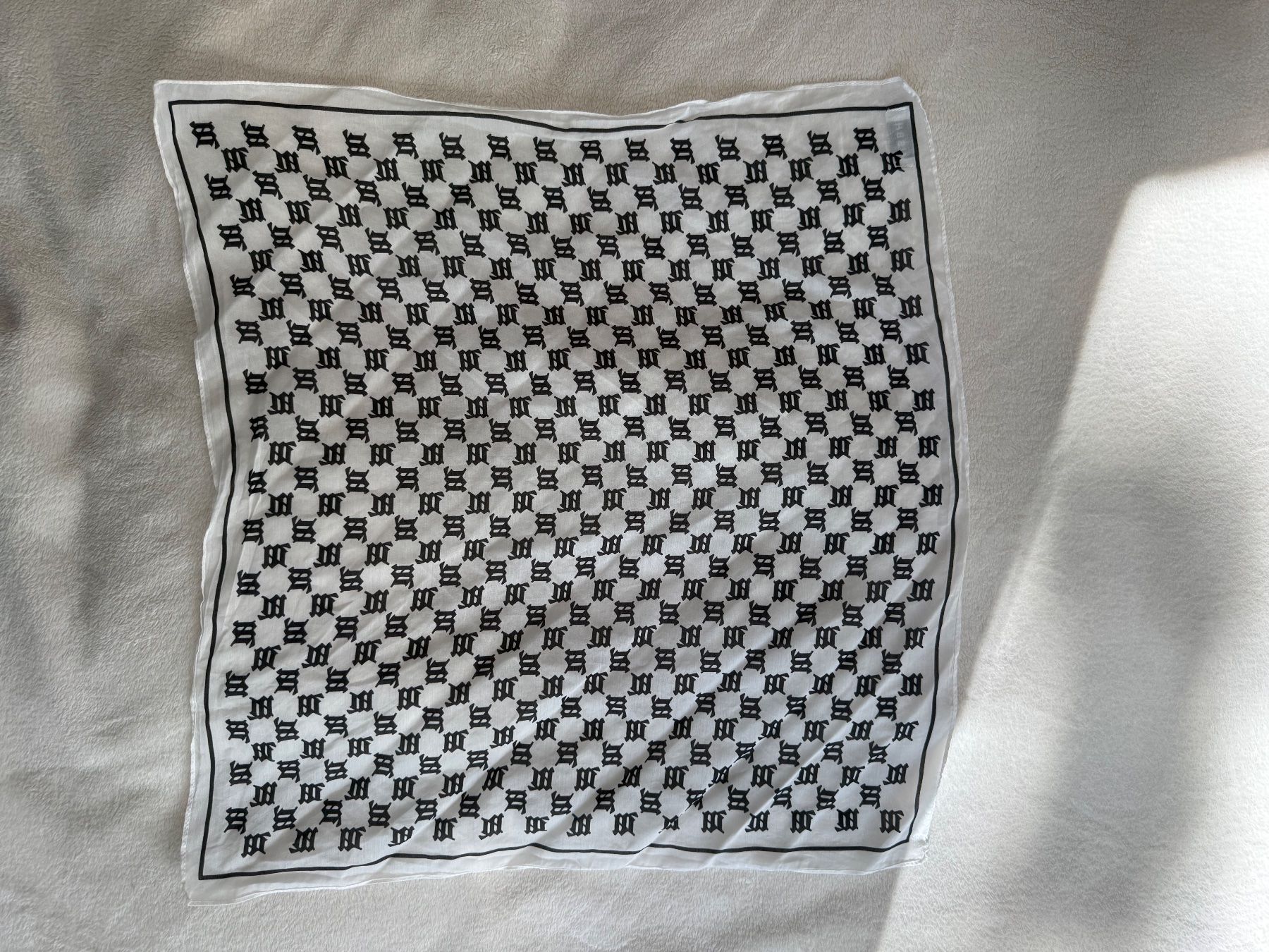 Foulards & écharpes: MISBHV Monogram Schal Weiss/Schwarz – Neuf (Voir description) à Liestal par ant_c2j9 2