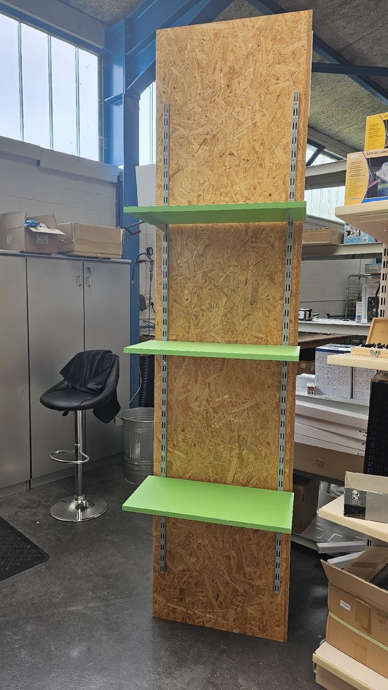 Scaffali: Holz Regal OSB mit Metallschienen – Usato da Koppigen venduto da Bracher_Mail-House