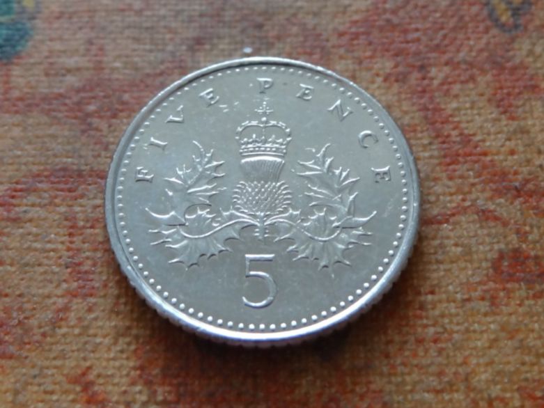 Alle Münzen: ROYAUME-UNI  5 Pence  2003 – Gebraucht aus Romanel-sur-Lausanne von Swift13 1