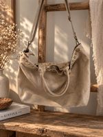 Damen Umhängetasche beige mit Nieten.