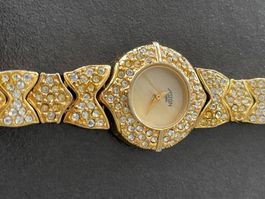 Elegante goldene Damenuhr mit Steinen