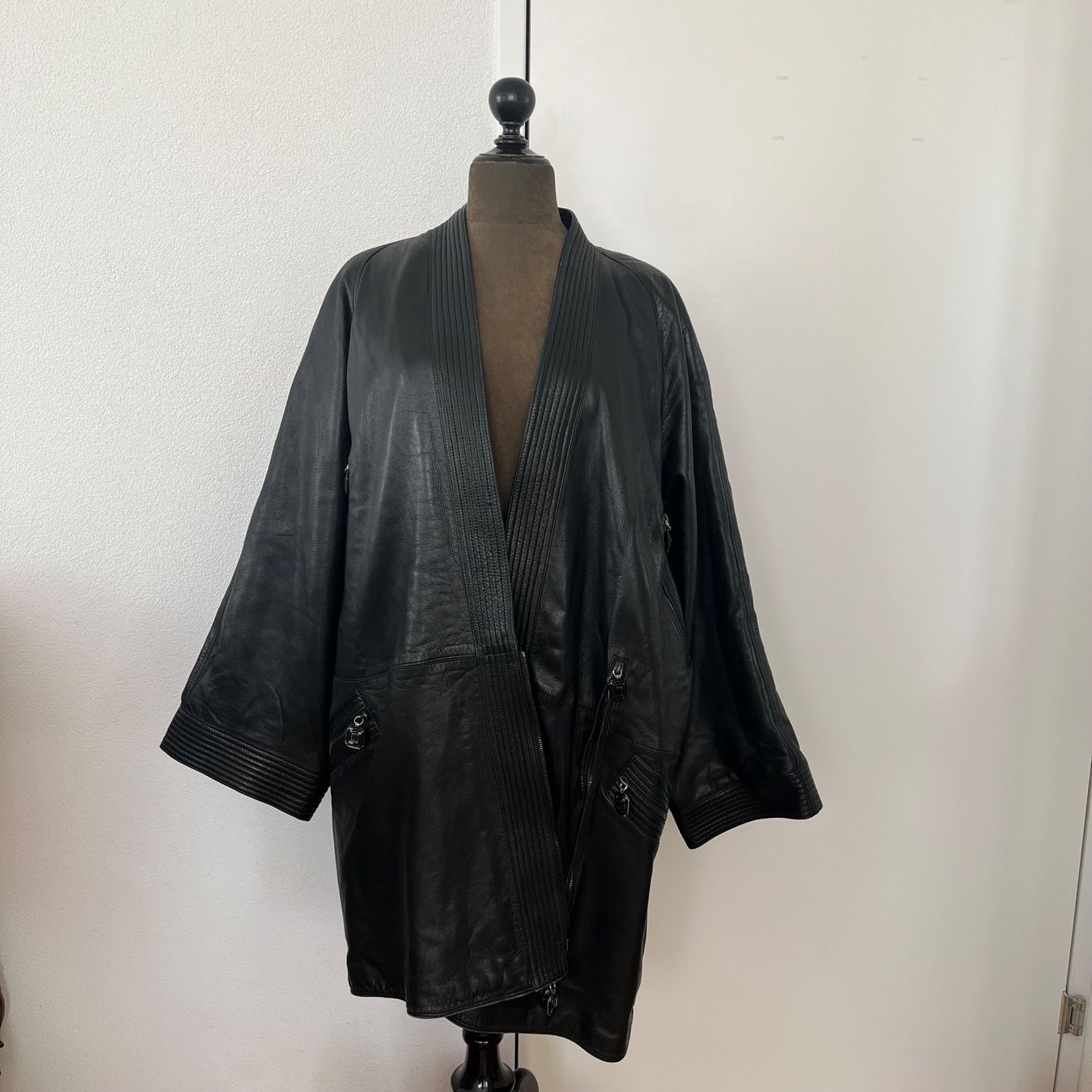 Versace Mäntel: Gianni Versace Leder Mantel – Gebraucht aus Zug von Grc999