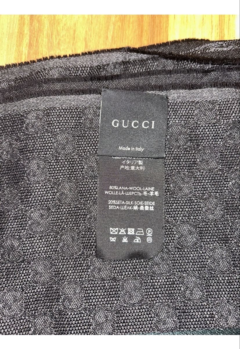 Gucci Schals: Sciarpa Gucci uomo – Gebraucht aus Gravesano von mer_xc6b