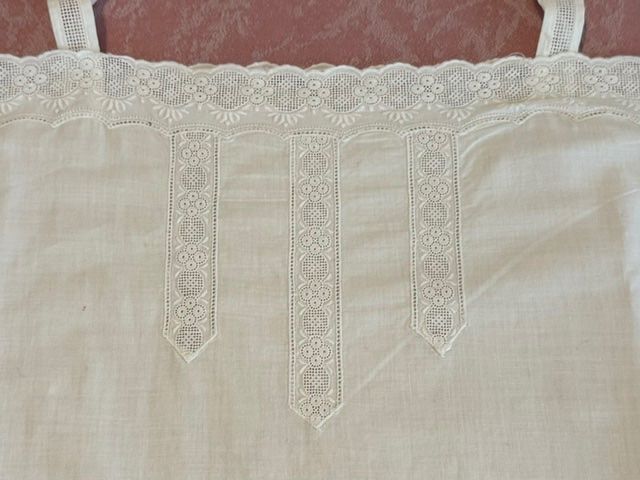 Autres dessous: Sehr altes Nachthemdchen oder Negligee mit Stickerei – D'occasion à Lostorf par Nick1258 2