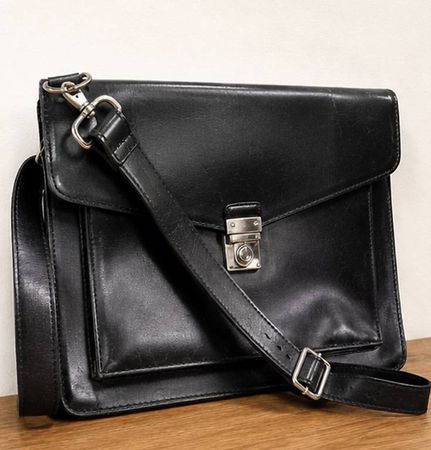 Royal RepubliQ Leder-Schultertasche, Business Bag Schwarz,