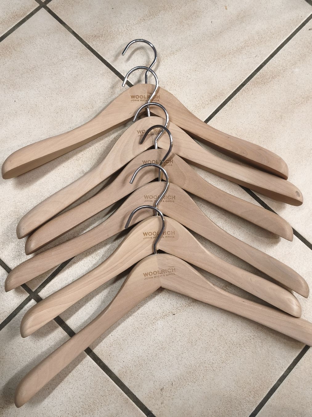 Appendiabiti: 6x Woolrich Kleiderbügel Holz  – Usato da Emmetten venduto da SecondhandSiska