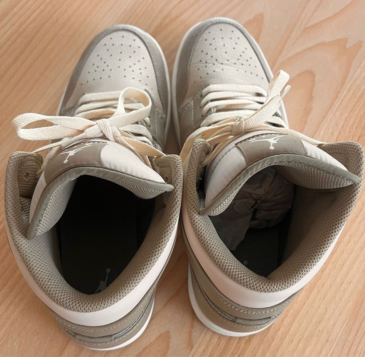 Jordan Herrenschuhe: Nike Jordan 1 Mid – Neu und originalverpackt aus Mönchaltorf von Barolf 1