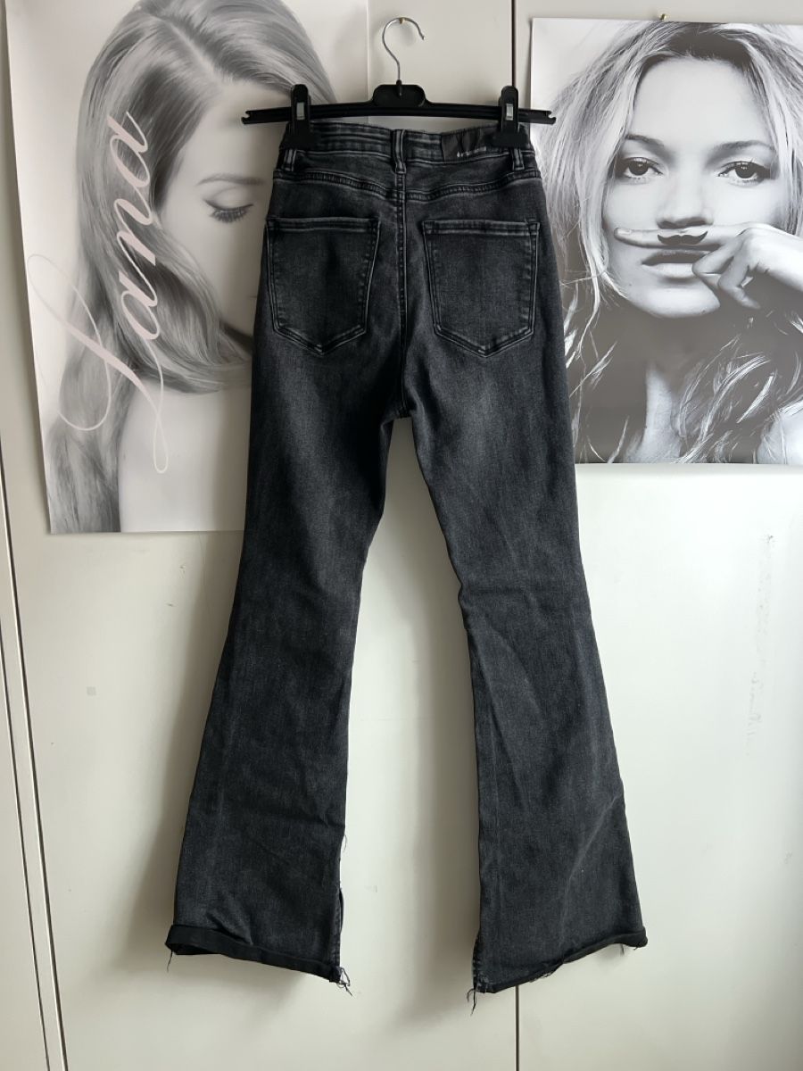 Stradivarius Jeans: Stradivarius Stretchy Black Denim Flared Jeans Gr.36 – Usato da Hünenberg See venduto da mississauga 2