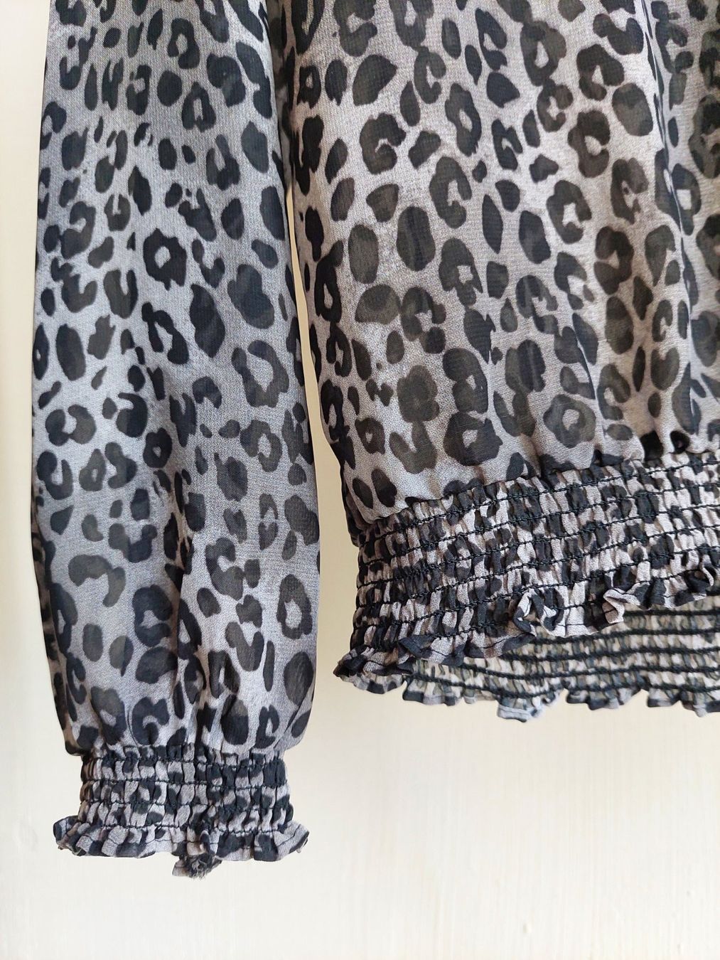 Blusen: Bluse langarm, Gr. M, Leopardenmuster, grau-schwarz – Gebraucht aus Sursee von juliia_725 2